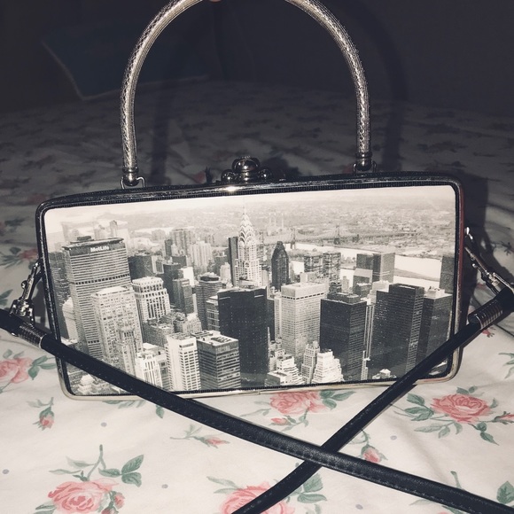 Accessories - ✨VINTAGE✨ New🍎York Skyline Crossbody/Clutch